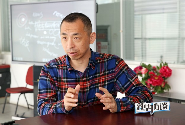 連光也無法逃逸出去，它肯定是黑色的